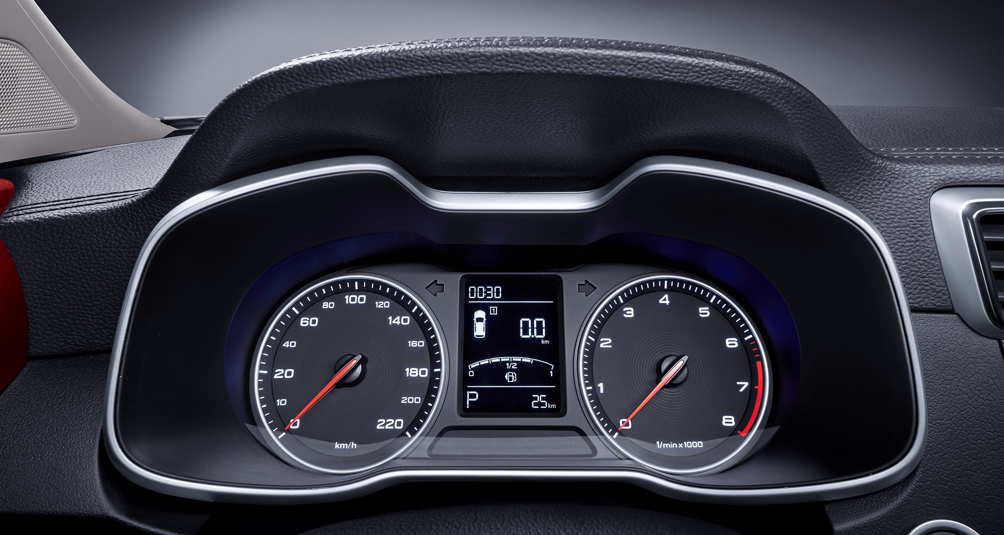 Nổi bật nhất ở khoang cabin trên ZS vẫn là vô-lăng D-Cut bọc da, cụm đồng hồ sau tay lái đa sắc và cửa gió điều hoà dạng tuabin máy bay ấn tượng