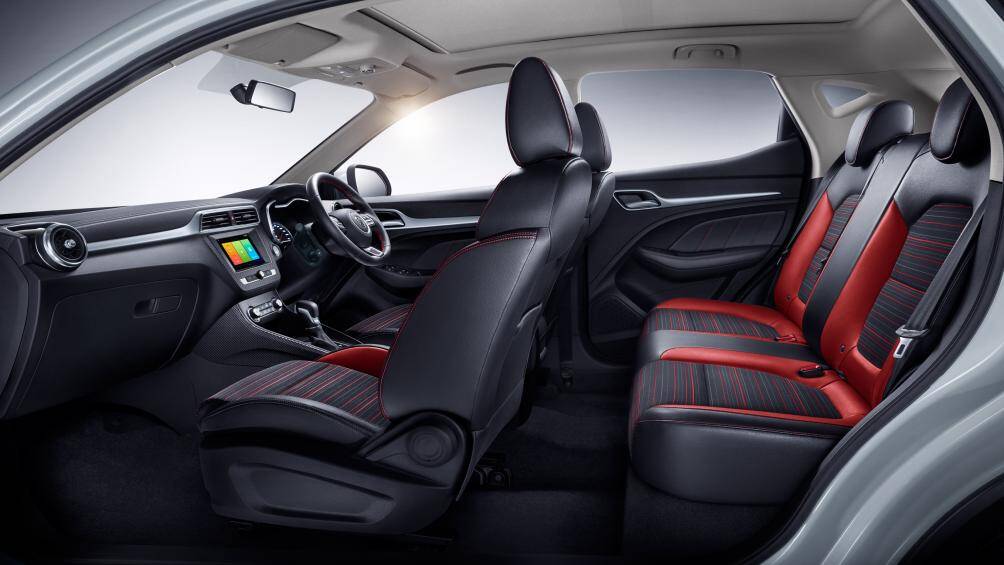 Ghế ngồi trên ZS được bọc nỉ hoặc da tùy bản với ghế lái chỉnh tay, hàng ghế sau có 3 tựa đầu và bệ tỳ tay trung tâm