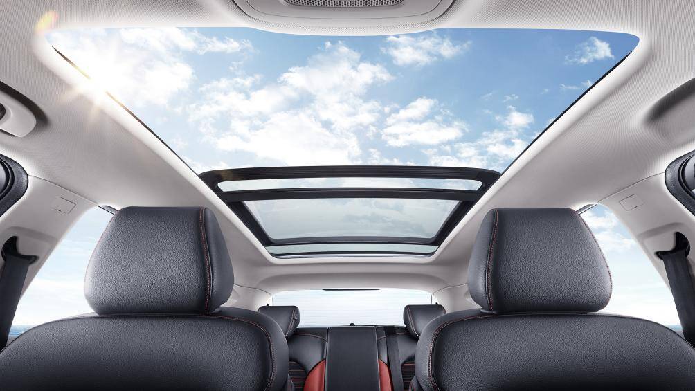 Cửa sổ trời toàn cảnh được trang bị trên MG ZS