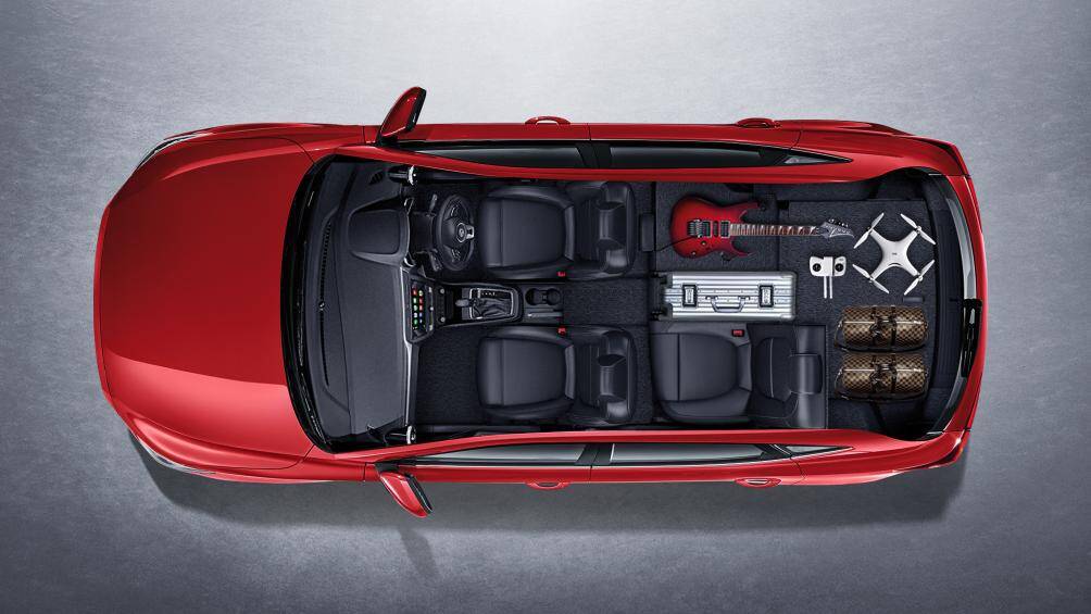 MG ZS sẽ không sử dụng cần số như "đàn anh" HS mà thay vào đó là núm xoay cần số, một phong cách rất khác biệt của chiếc SUV đô thị này. Một số tính năng tiện ích khác như điều hoà chỉnh tay, gạt mưa trước/sau, nút bấm khởi động, hộc để ly... cũng xuất hiện trên ZS 2020.