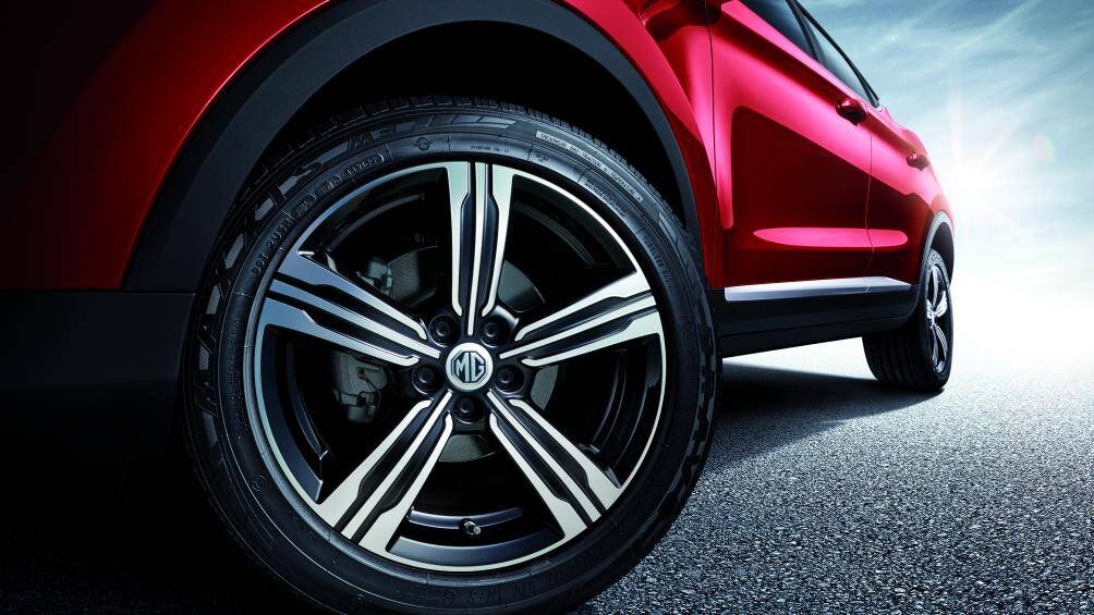 Bên hông xe, MG ZS sử dụng bộ mâm 5 chấu cứng cáp và có tuỳ chọn kích thước từ 16-17 inch, gương chiếu hậu trên xe có tích hợp đèn xi-nhan và tính năng chỉnh/gập điện