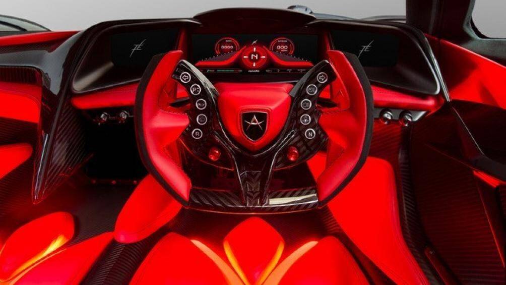 Bên trong nội thất của xe là màn hình 12 inch độ phân giải cao, cụm đồng hồ kỹ thuật số cùng màn hình 5 inch tiện lợi