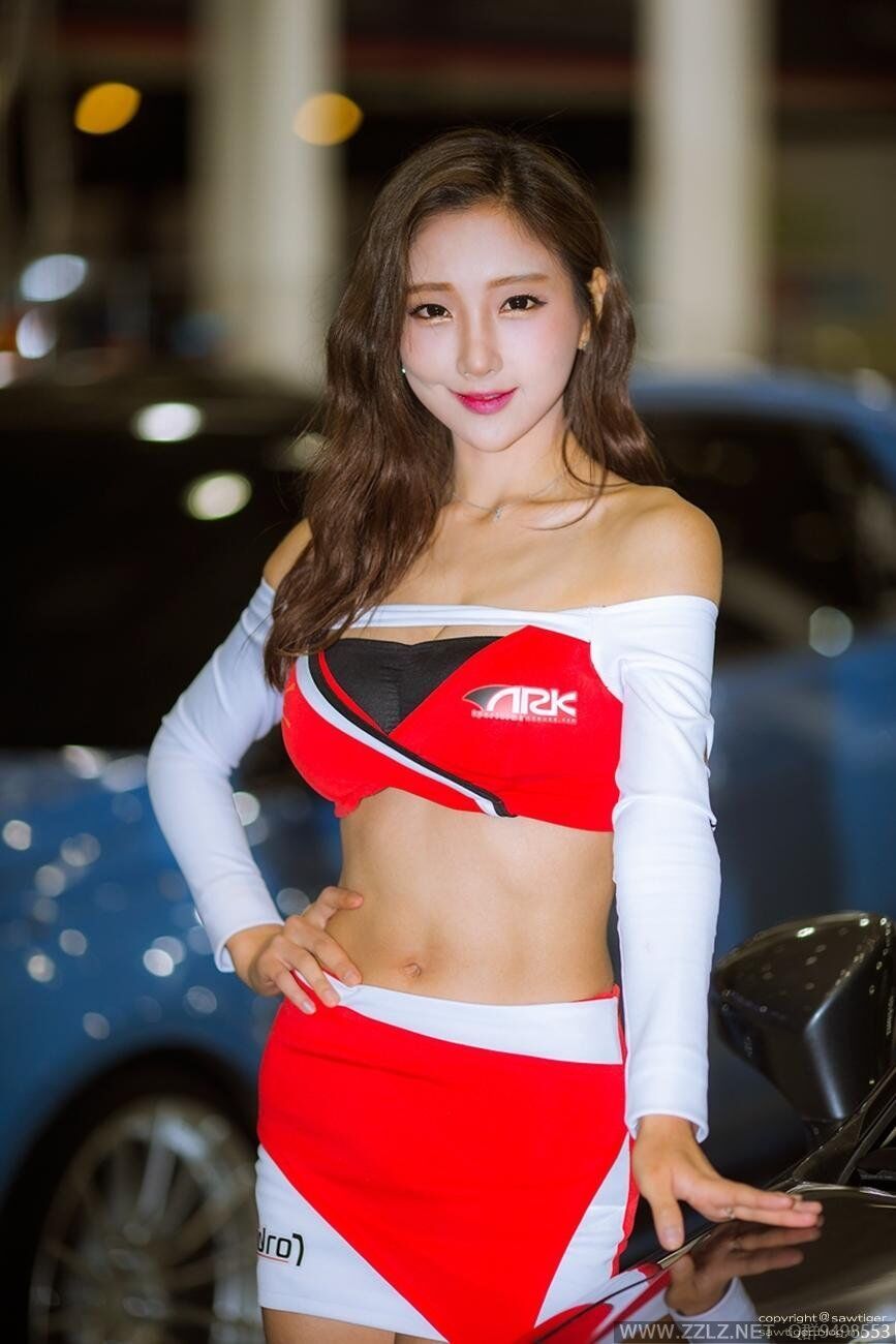 Cùng với đó là vòng eo đầy gợi cảm