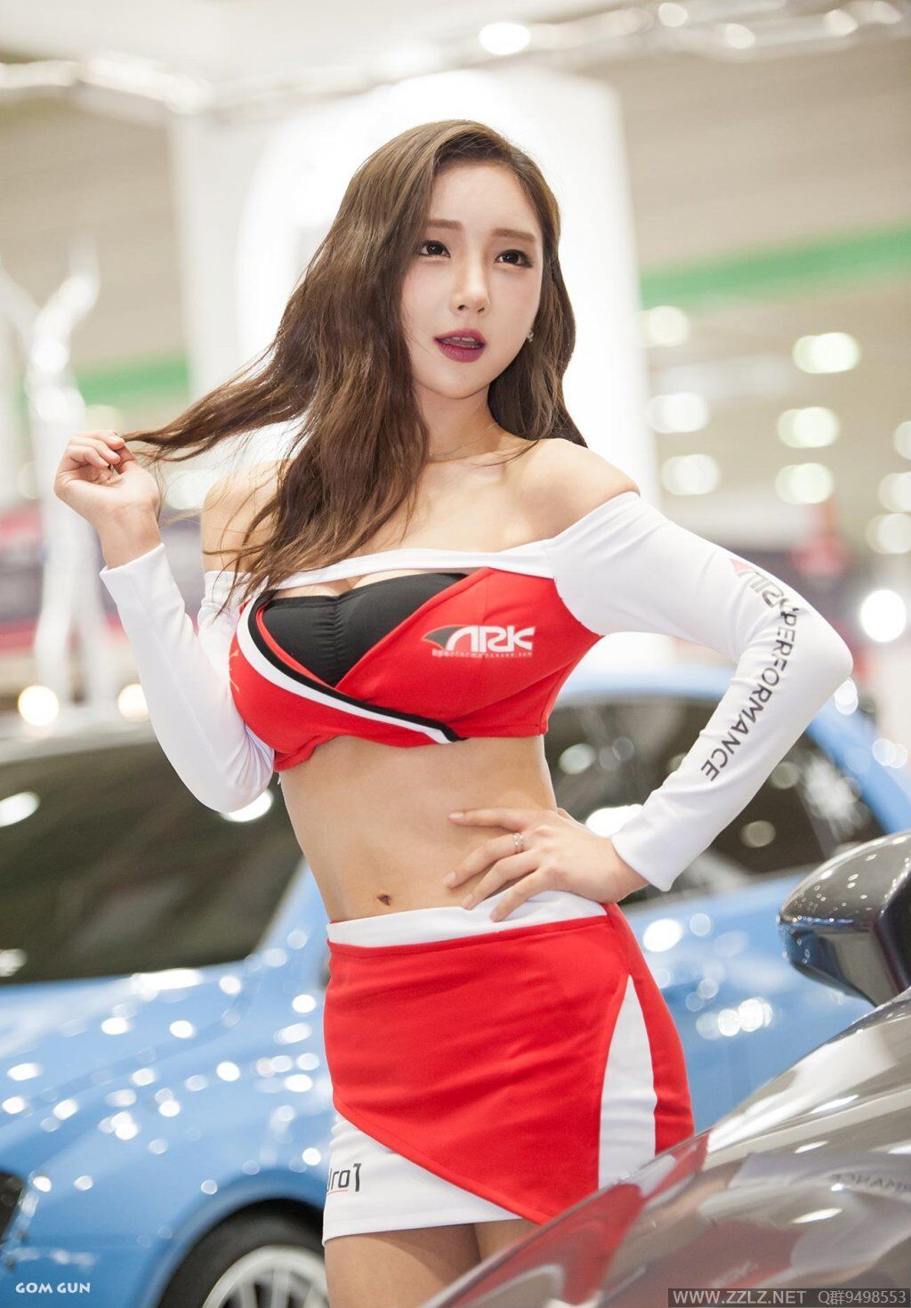 Cô nàng tạo dáng đầy tự tin bên xế hộp tại triển lãm