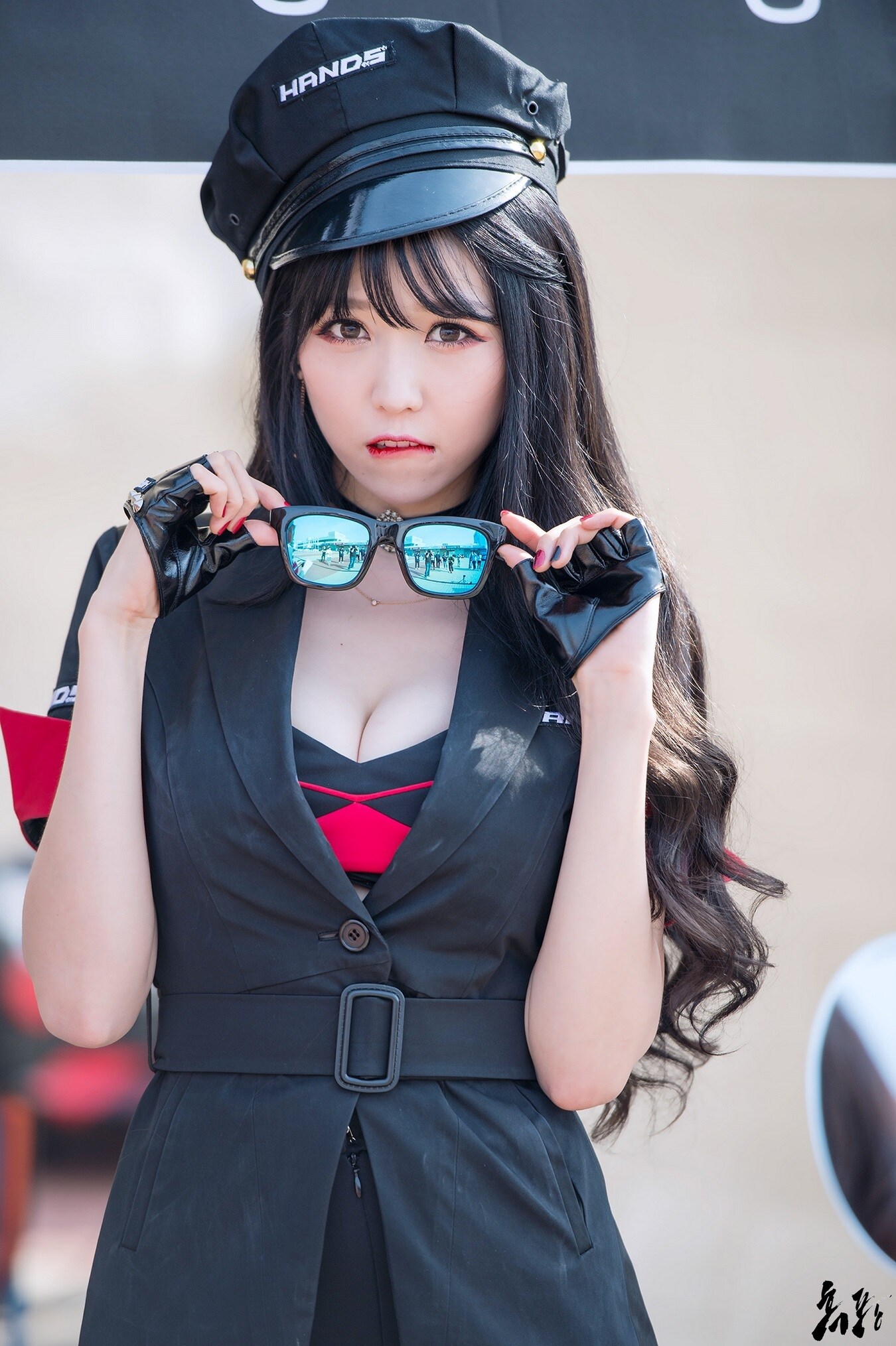 Cô nàng khéo léo khoe cặp mắt kính thời trang