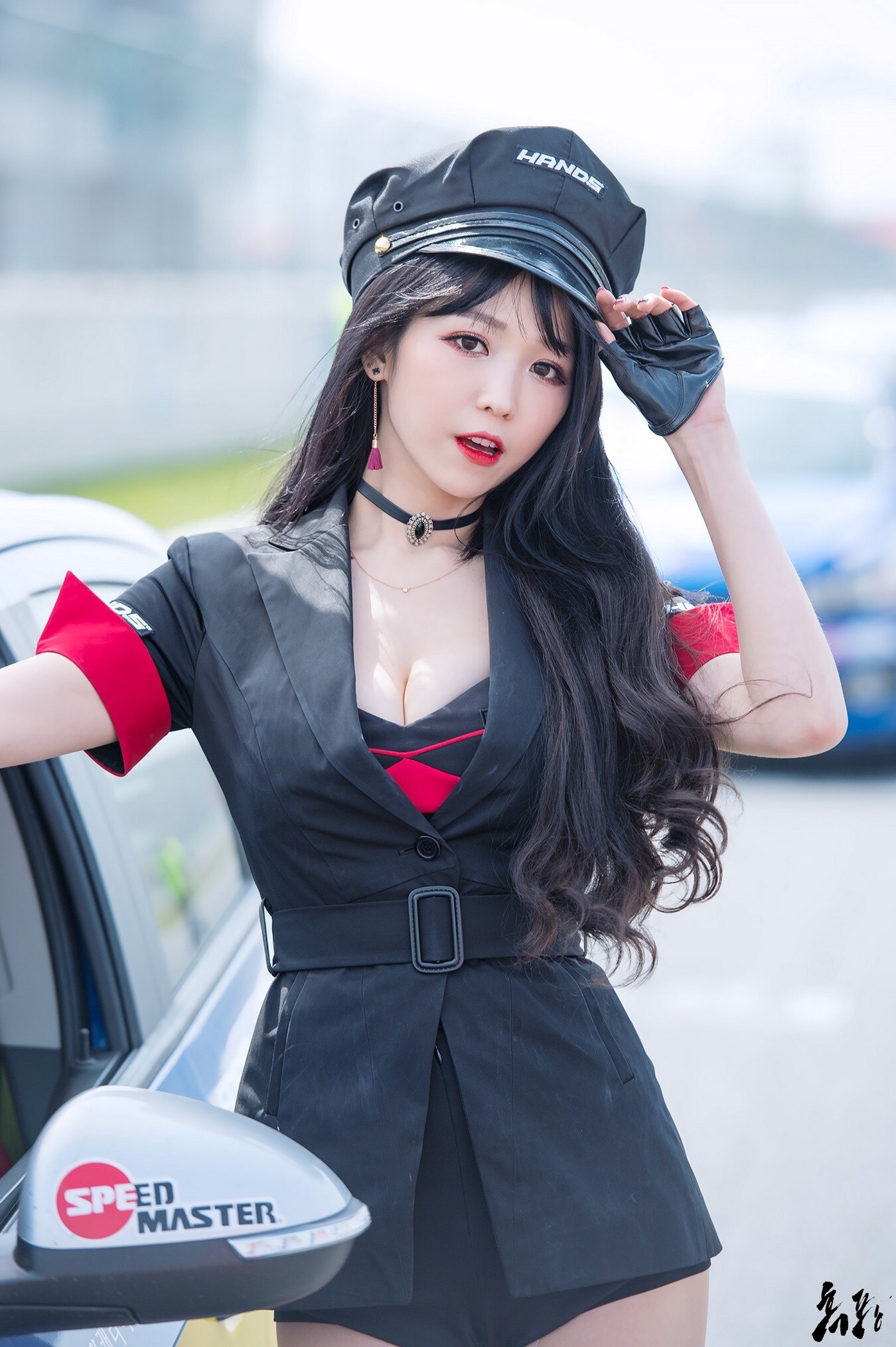 Tạo dáng đầy tự tin bên xế hộp