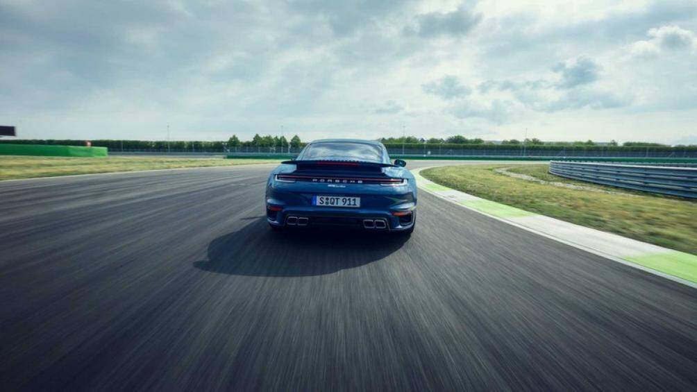 Cả hai biến thể này đều được trang bị động cơ flat-6, sản sinh công suất cực đại 572 mã lực và mô-men xoắn cực đại 750 Nm