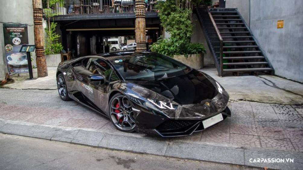 Chiếc Lamborghini Huracan màu đen hàng hiếm tại Việt Nam xuất hiện mới đây tại quán Amazing Coffee trên đường Bùi Thị Xuân, Tp.HCM