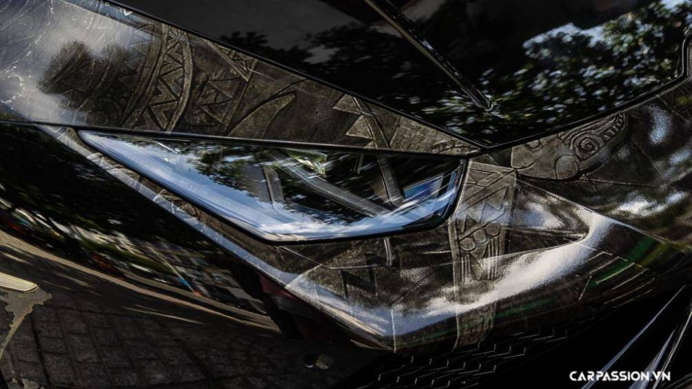 Màu đen đem lại cho chiếc xe một vẻ đẹp hầm hố, kết hợp với đó chính là những đường nét thiết kế trên ngoại thất được tôn lên trên nền màu đen bóng giản đơn