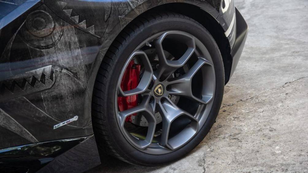 Bộ mâm này khác hẳn so với những bộ mâm màu đen bóng hay màu bạc trên những chiếc Huracan tại Việt Nam thời bấy giờ