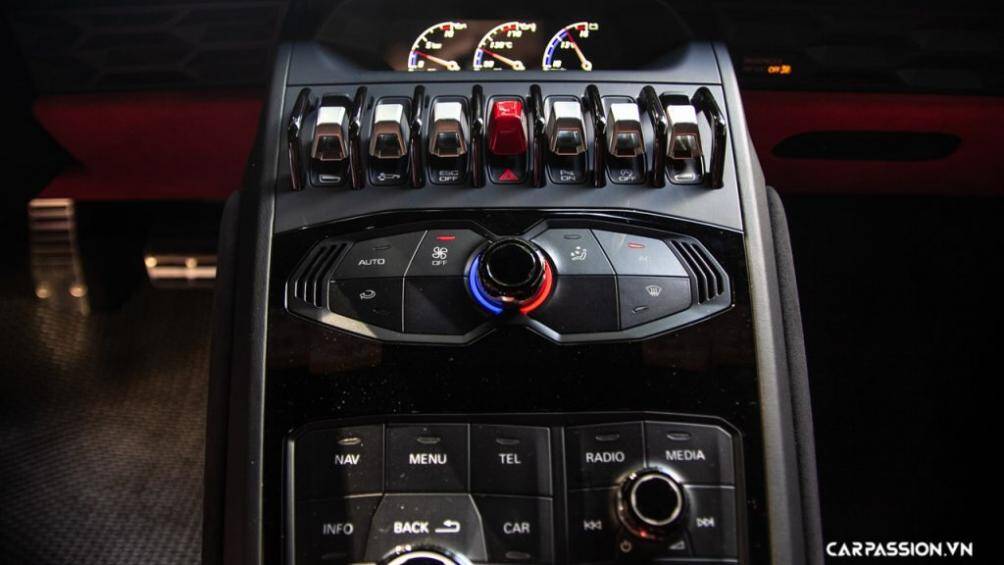 Xe có khả năng tăng tốc từ 0-100 Km/h trong vòng 3,2 giây, tăng tốc từ 0-200 Km/h trong vòng 9,9 giây và có tốc độ tối đa là 325 Km/h