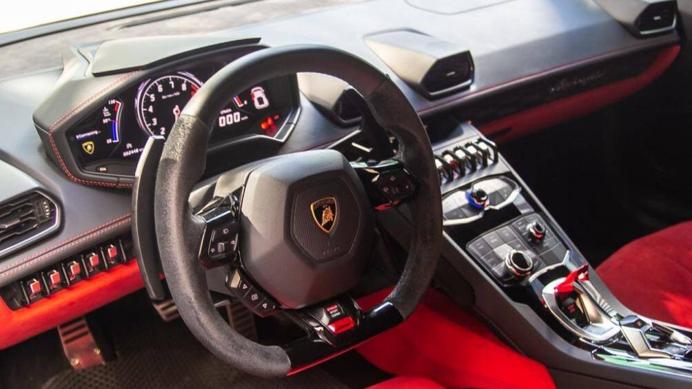 Da Alcantara đỏ được lựa chọn bọc trên phần ghế ngồi, phần dưới bảng điều khiển cũng như các chi tiết trên bụng cửa