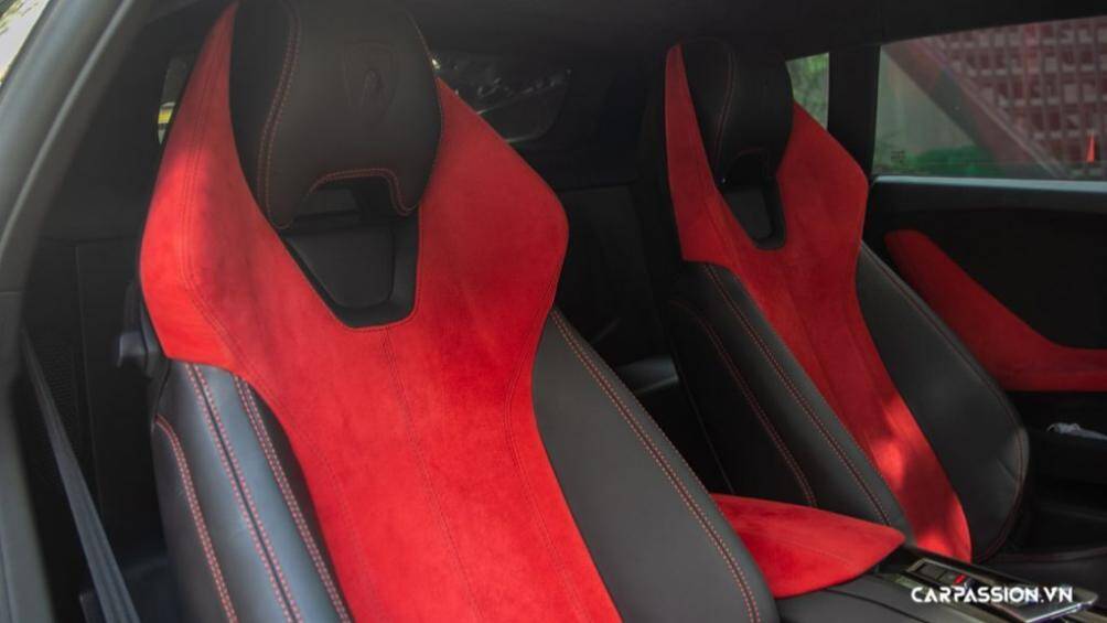 Kết hợp với đó chính là chất liệu da bò truyền thống được bọc trên bảng táp lô và một số chi tiết trên ghế ngồi
