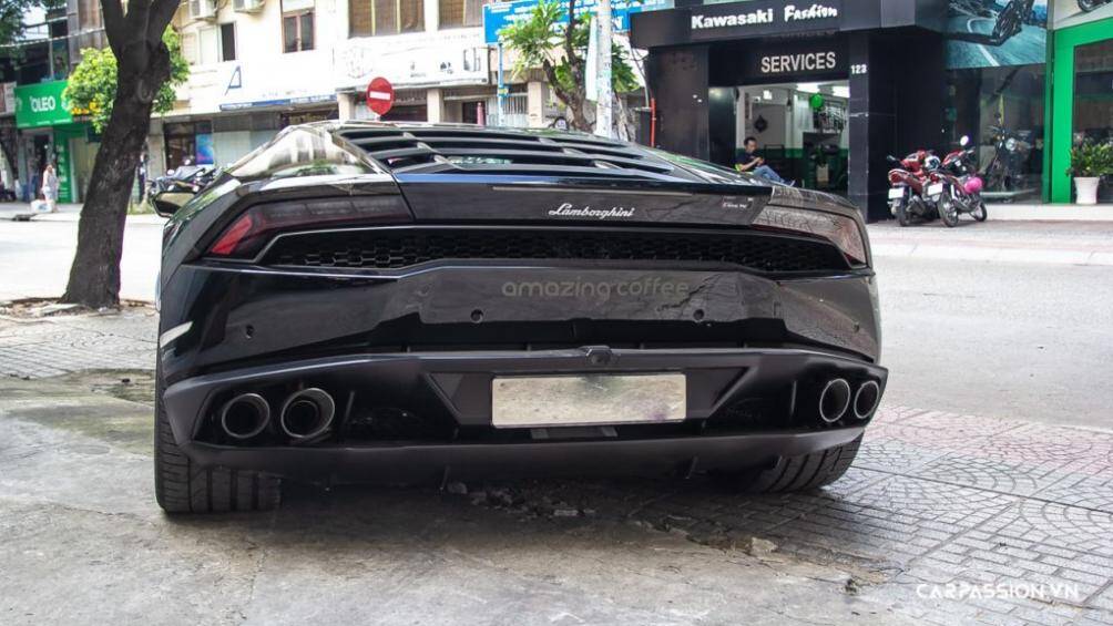 Số lượng Lamborghini Huracan đang có mặt ở Việt Nam không phải ít, nhưng đây là chiếc Lamborghini Huracan sở hữu màu sơn đen bóng độc nhất hiện nay