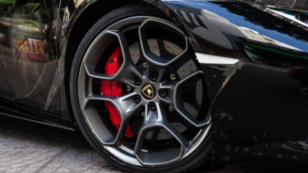 Điểm khác biệt đầu tiên phải kể đến chính là bộ mâm đa chấu “Giano” có kích thước 20 inch được hoàn thiện dưới lớp sơn gun metal