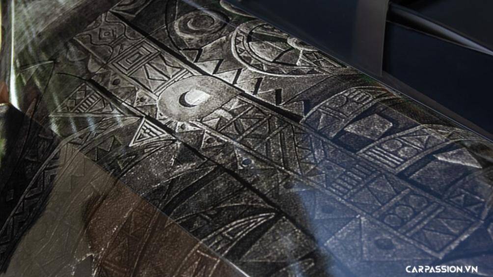 Đồng thời, chiếc xe cũng thuộc số ít những chiếc Huracan sở hữu ngoại thất tối màu tại Việt Nam