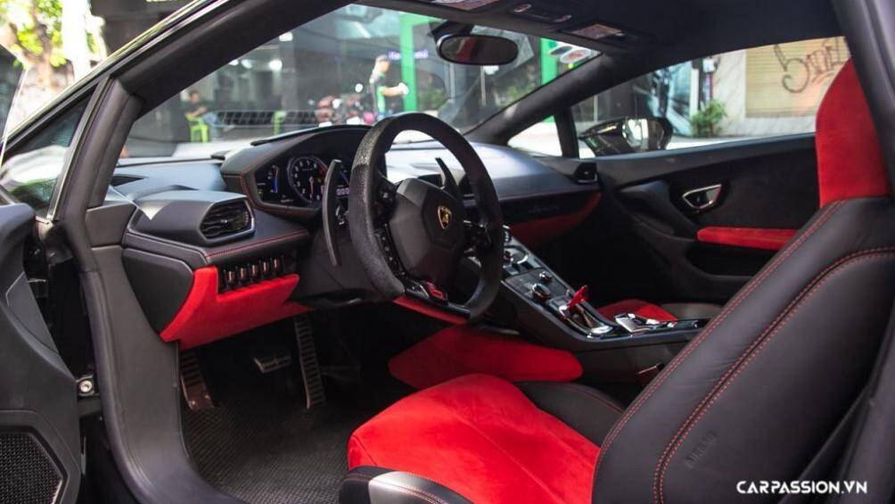 Khoang nội thất của chiếc Huracan LP610-4 này được phối hai chất liệu da bò và da Alcantara
