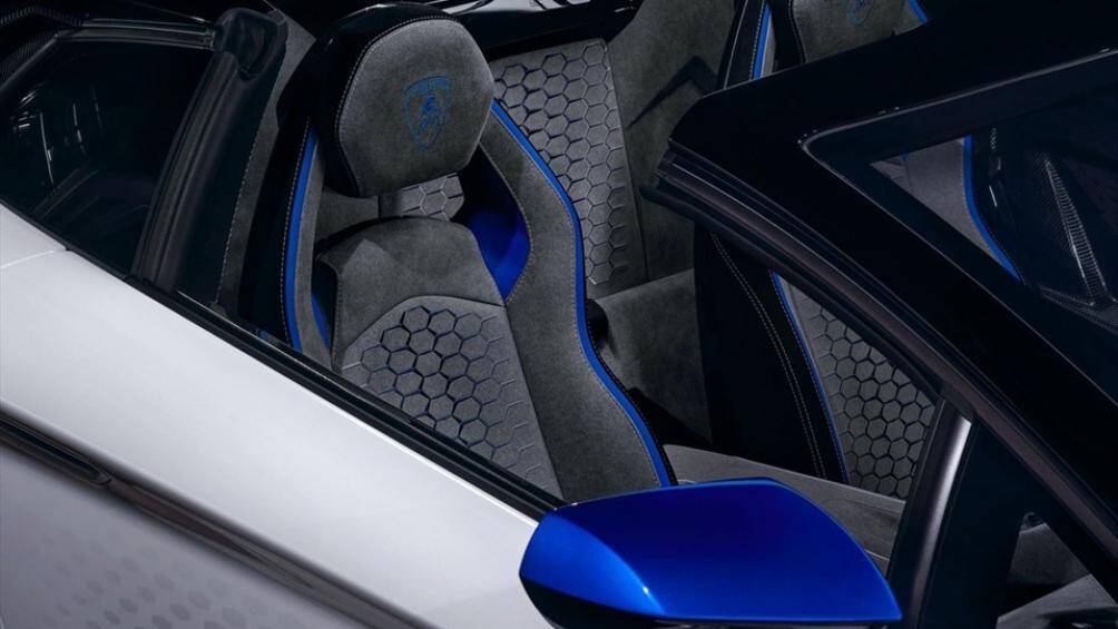 Bên trong, hoa văn lục giác tiếp tục được áp dụng trên lớp da Alcantara tối màu phối cùng các chi tiết xanh dương