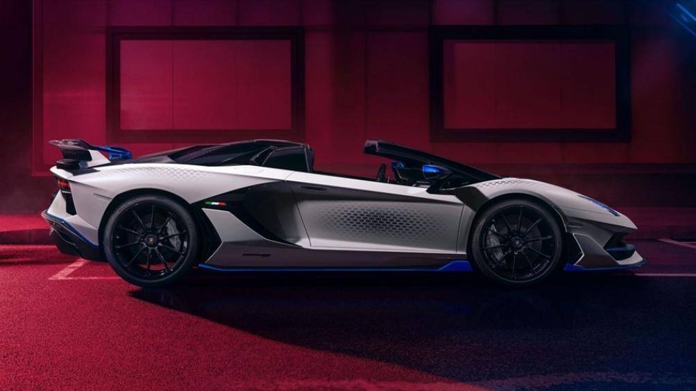 Tương tự các phiên bản giới hạn khác, Lamborghini cũng không quên gắn bảng đánh số thứ tự cho 10 chiếc mui trần Aventador SVJ Xago Edition