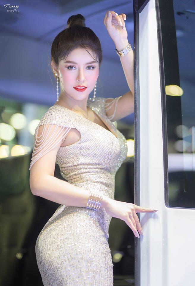 Tự tin tạo dáng quyến rũ trên xe buýt