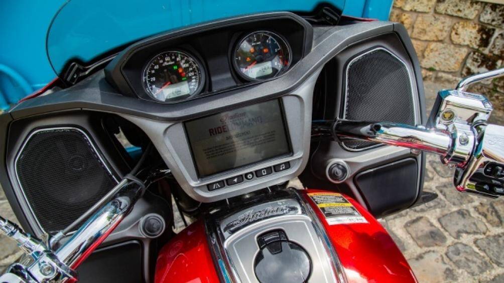 Hệ thống đồng hồ điều khiển và bình xăng xe