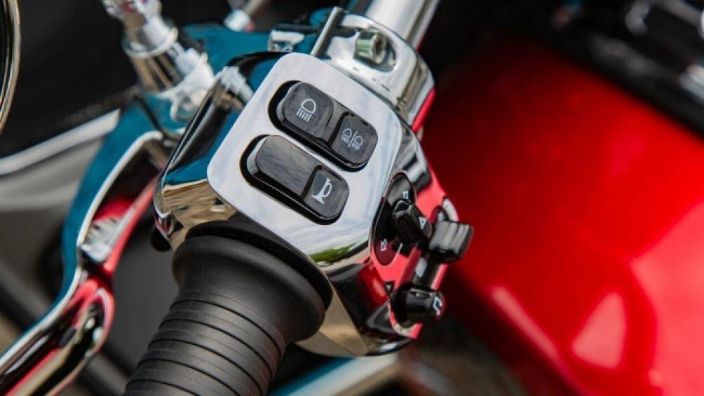 Các nút điều khiển trên thanh tay lái xe