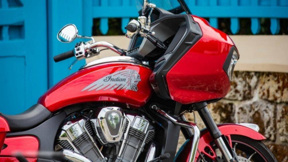 Phía sau đó là bộ phận bình xăng và dưới xe là hệ thống động cơ cực khủng