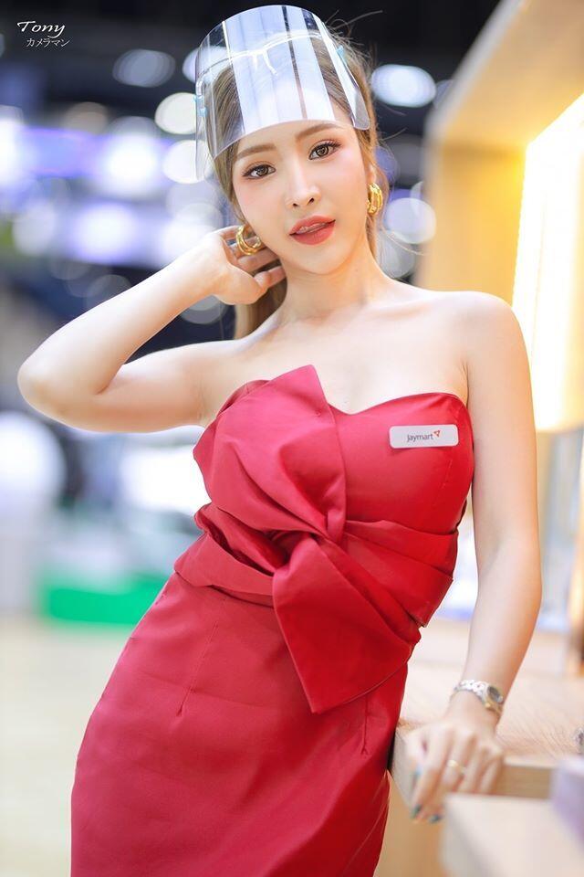 Cô nàng trông vô cùng gợi cảm khi diện chiếc đầm đỏ này