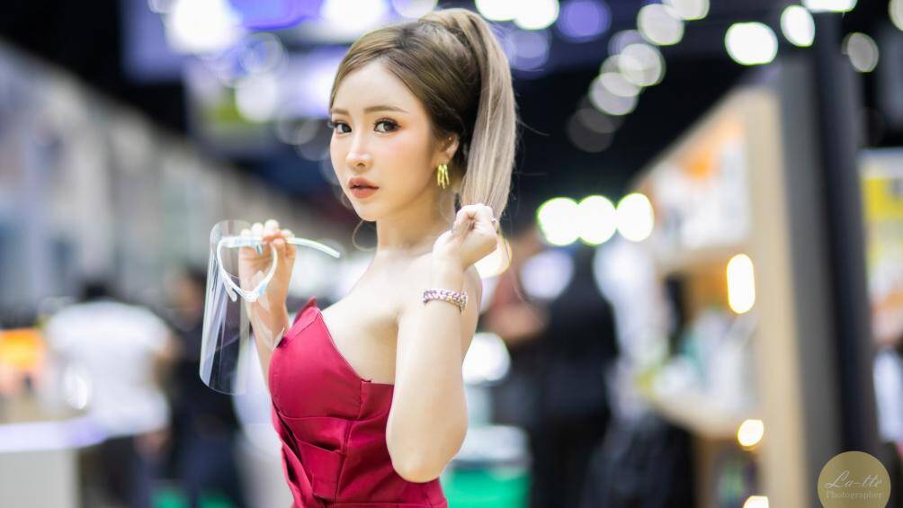 Và đi kèm với những mẫu xe mới không thể không nhắc đến những người đẹp kế bên