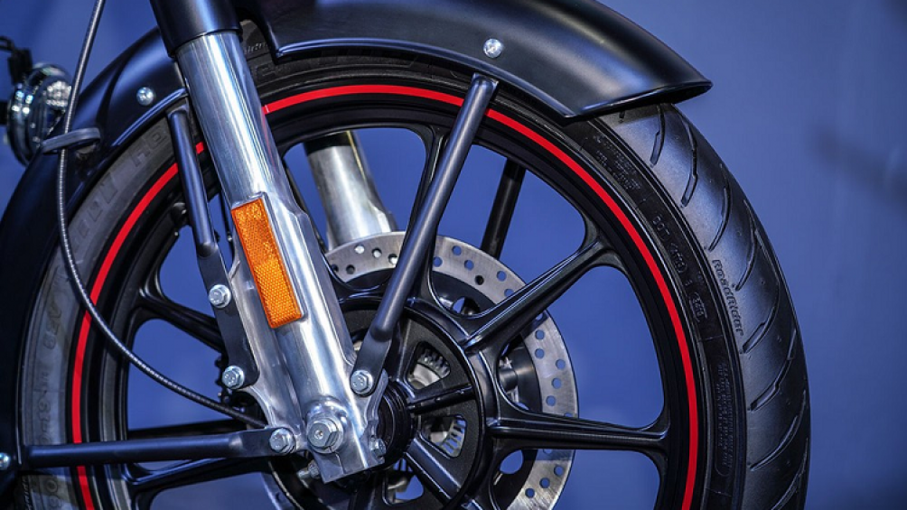 Trong khi đó các chi tiết điểm nhấn màu đỏ xuất hiện trên logo thương hiệu ở bình xăng, nắp ốp ohông và đường chỉ đỏ trên vành xe