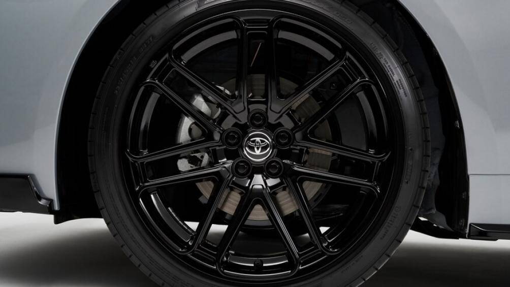 Toyota Corolla Apex Edition 2021 sử dụng bộ mâm nhôm đúc 18 inch có khả năng hỗ trợ làm mát phanh, đồng thời giúp giảm khối lượng cho tổng thể xe