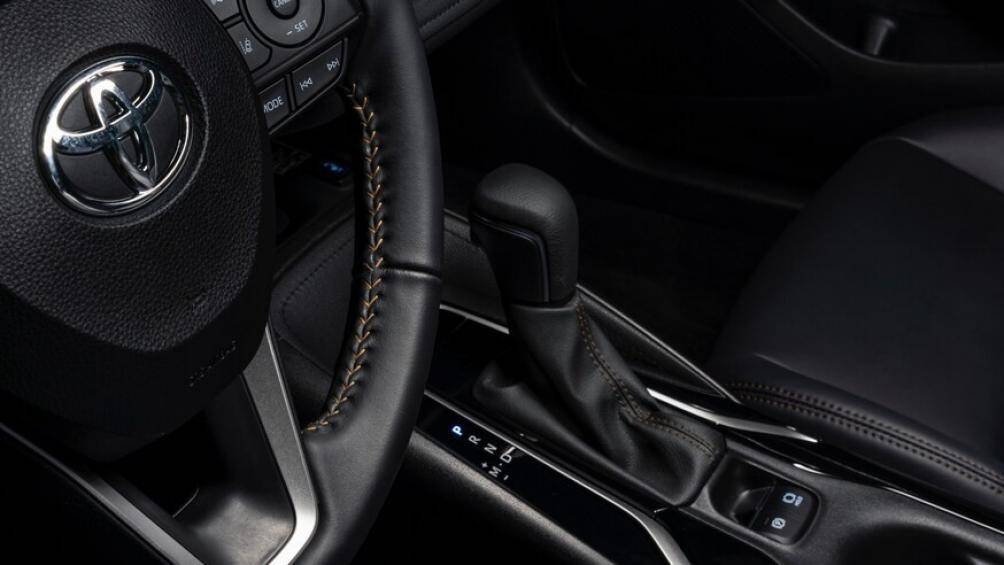 Nội thất xe Apex Edition 2021 sẽ được bổ sung thêm trang bị ghế trước có sưởi, chất liệu nhựa nội thất SofTex màu đen, ghế lái chỉnh điện 8 hướng