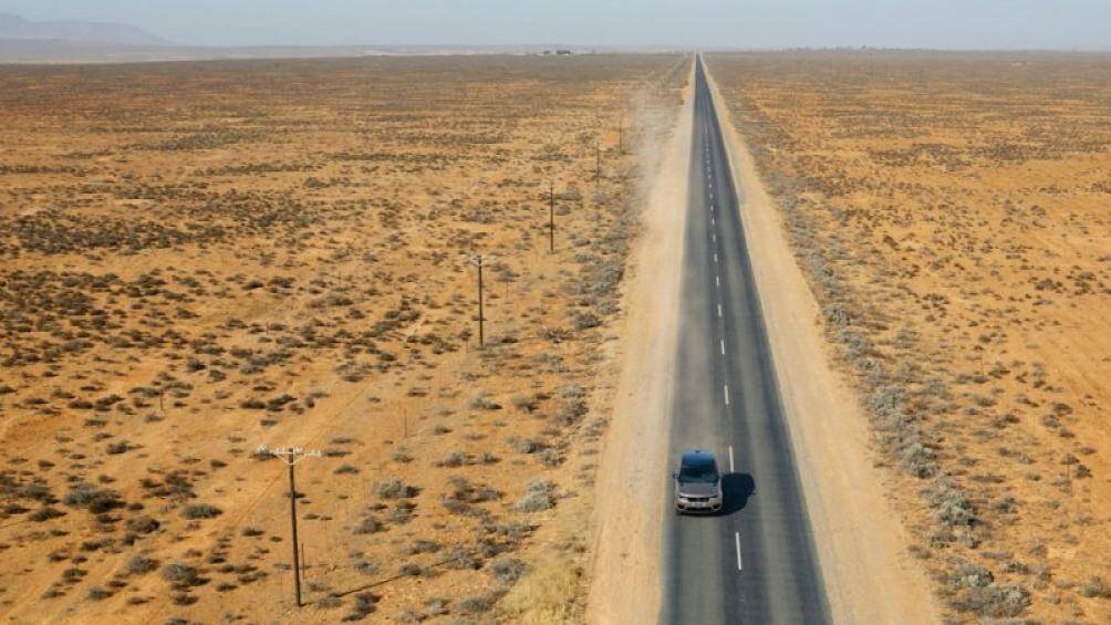 Phiên bản cơ sở chính là Range Rover Sport SE với động cơ Ingenium 3.0 lít, cung cấp 355 mã lực và mô-men xoắn 495 Nm, giá từ 69.500 USD