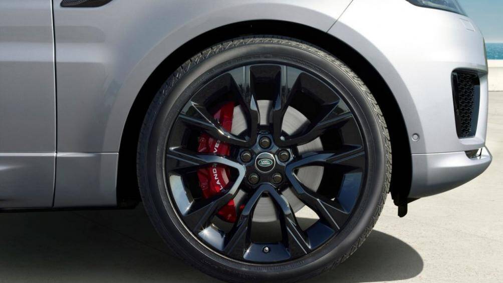 Phiên bản SVR Carbon Edition 2021 được trang bị bánh xe hợp kim có kích thước 22 inch sơn màu đen bóng Gloss Black