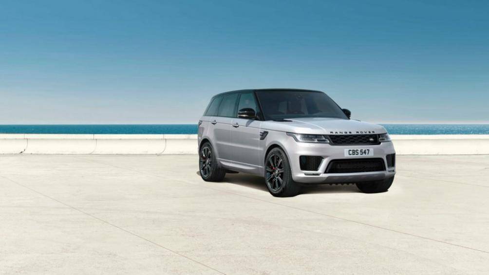 Đối với Range Rover Sport SVR Carbon Edition 2021, chiếc xe được trang bị nắp capo với phần trung tâm được làm bằng carbon
