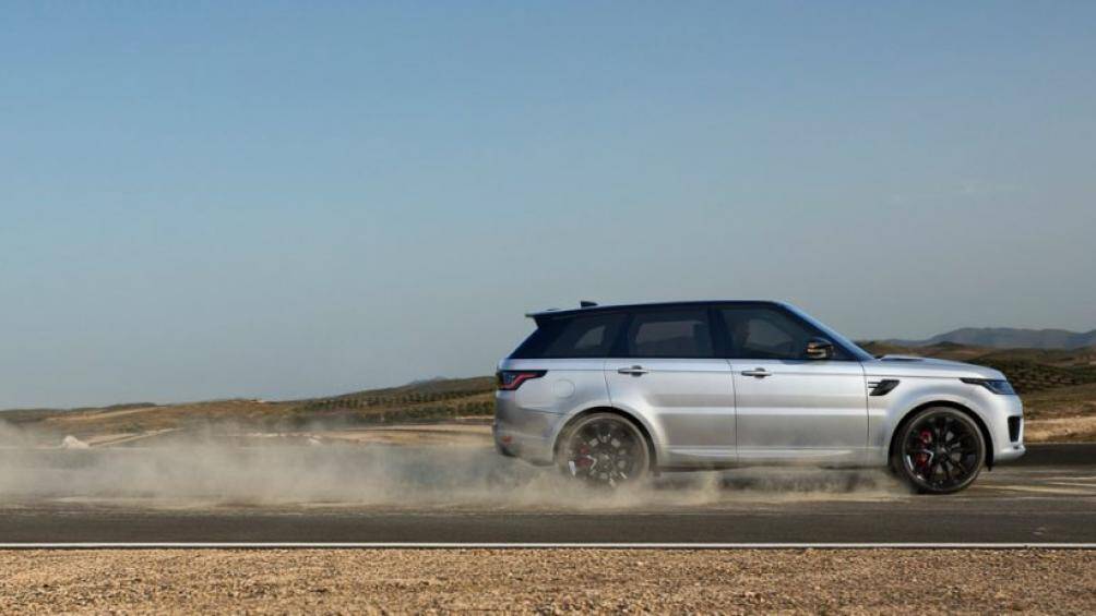 Gói này bao gồm các chi tiết màu đen bóng trên mui xe và chữ đuôi, lưới tản nhiệt, chắn bùn và nắp mui xe, nắp gương