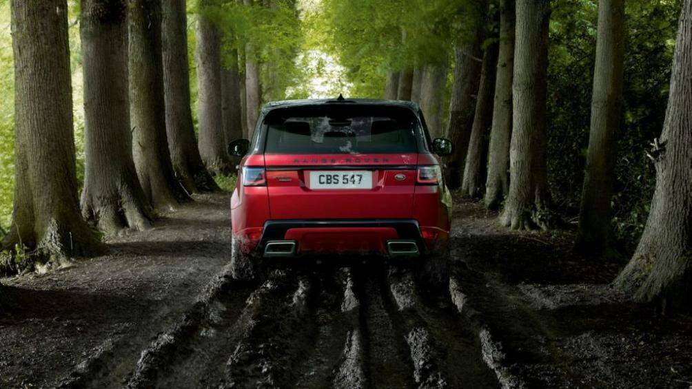 Động cơ ít mạnh nhất trong nhóm là động cơ V6 diesel tăng áp 3.0 lít của Range Rover Sport HSE Silver Edition