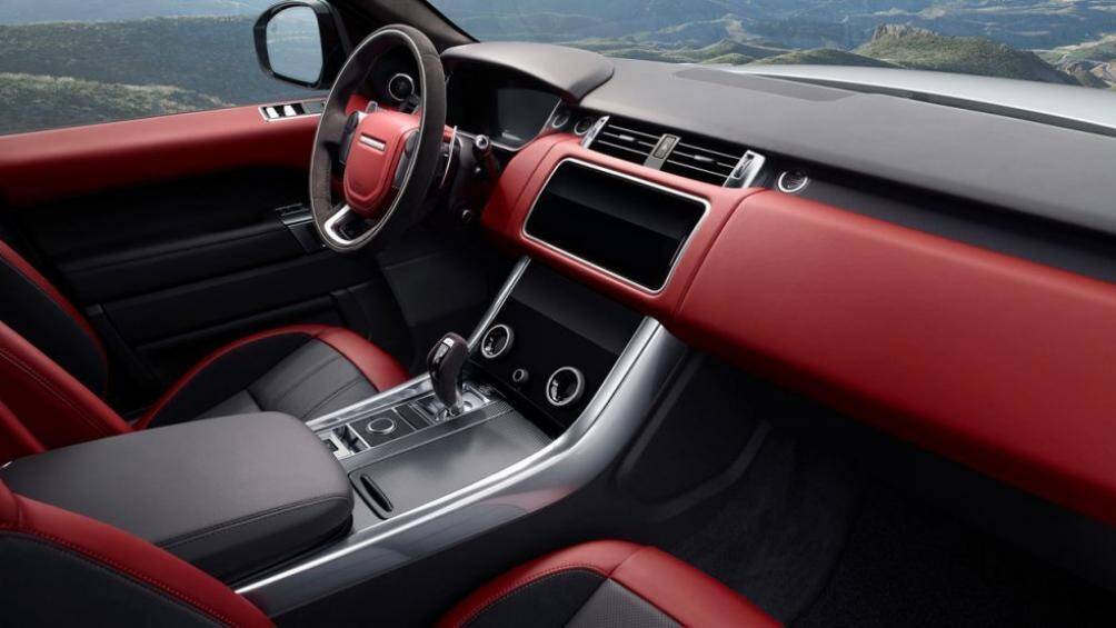 Tất cả các mẫu Range Rover Sport năm 2021 đều được trang bị hệ thống thông tin giải trí Touch Pro Duo bao gồm hai màn hình cảm ứng 10 inch