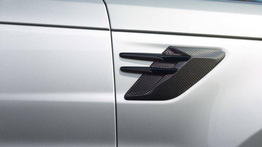 Phần cản trước mới với các hốc gió lớn, lưới tản nhiệt chính cùng các hốc gió, tay nắm được làm bằng chất liệu carbon