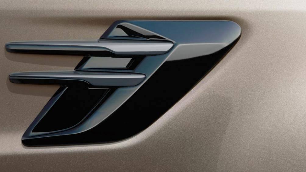 Cho đến các hốc gió hông, tay nắm cửa và chữ Range Rover trên mui xe và đuôi xe