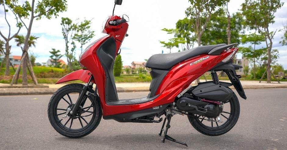 Kymco Hermosa 50 được trang bị hệ thống đèn LED chất lượng, cung cấp ánh sáng mạnh, an toàn và có tuổi thọ cao. Bên cạnh đó, bánh trước và sau được thiết kế chống ngập nước giúp dễ dàng di chuyển ở những địa hình khó khăn hay ngập úng.
Hermosa 50 cũng có nắp bình xăng phía trước tạo sự tiện lợi và tiết kiệm thời gian mỗi lần đổ xăng.
Xe sử dụng động cơ 4 thì, 49,5cc cho công suất cực đại 2.7 mã lực/8.000 vòng/phút; momen xoắn cực đại 3,5Nm/5.500 vòng/phút.
Giá từ 23.490.000 - 23.990.000 đồng