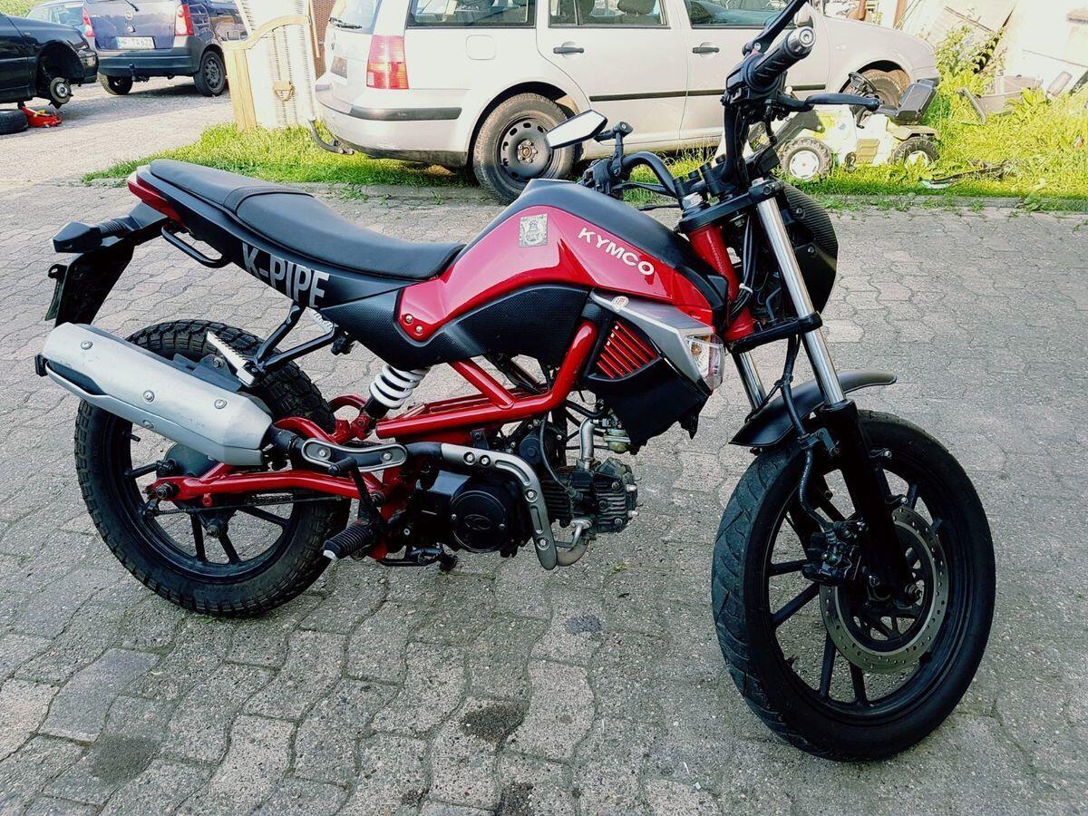 Kymco KPie 50 thừa hưởng thiết kế mạnh mẽ và đặc sắc từ đàn anh KPipe 125 mang thiết kế đơn giản, hơi hướng dòng naked-bike.
Bình xăng nhô cao dung tích 4,5 lít, đồng hồ tốc độ LCD và đèn pha phân tầng tuy nhiên trông hơi thô. Phía tay lái bên phải cũng có nút tắt động cơ như trên các mẫu môtô phân khối lớn.
Phần yên xe bọc da và được thiết kế cao.
Xe sử dụng động cơ xăng, 4 kỳ, 49cc cho công suất tối đa 1,8 mã lực tại vòng tua máy 7.500 vòng/phút và mô-men xoắn cực đại đạt 2,8 Nm tại 5.500 vòng/phút.
Giá từ 20.800.000 đồng