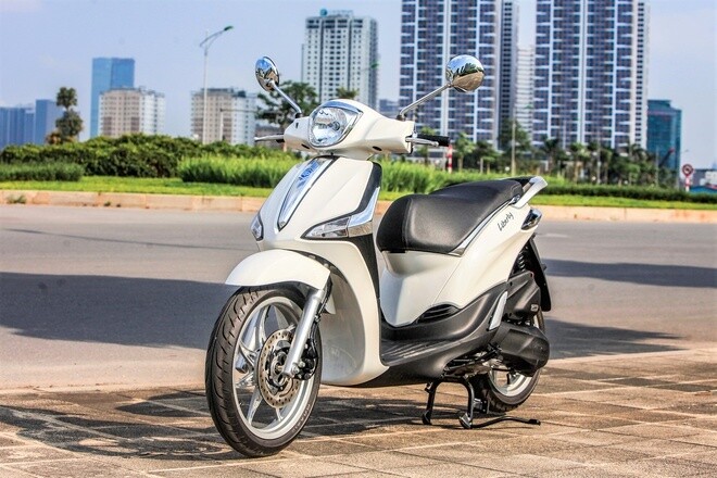 Piaggio Liberty 50 sử dụng công nghệ xanh i-Get lần đầu tiên được áp dụng trên dòng xe 50cc 4 thì của Piaggio.
Động cơ này có dung tích thực 49,9cc cho công suất tối đa 2,4 mã lực tại vòng quay 7.500 vòng/phút; momen xoắn cực đại 3,2Nm tại vòng quay 7.000 vòng/ phút.
Giá 39.900.000 đồng