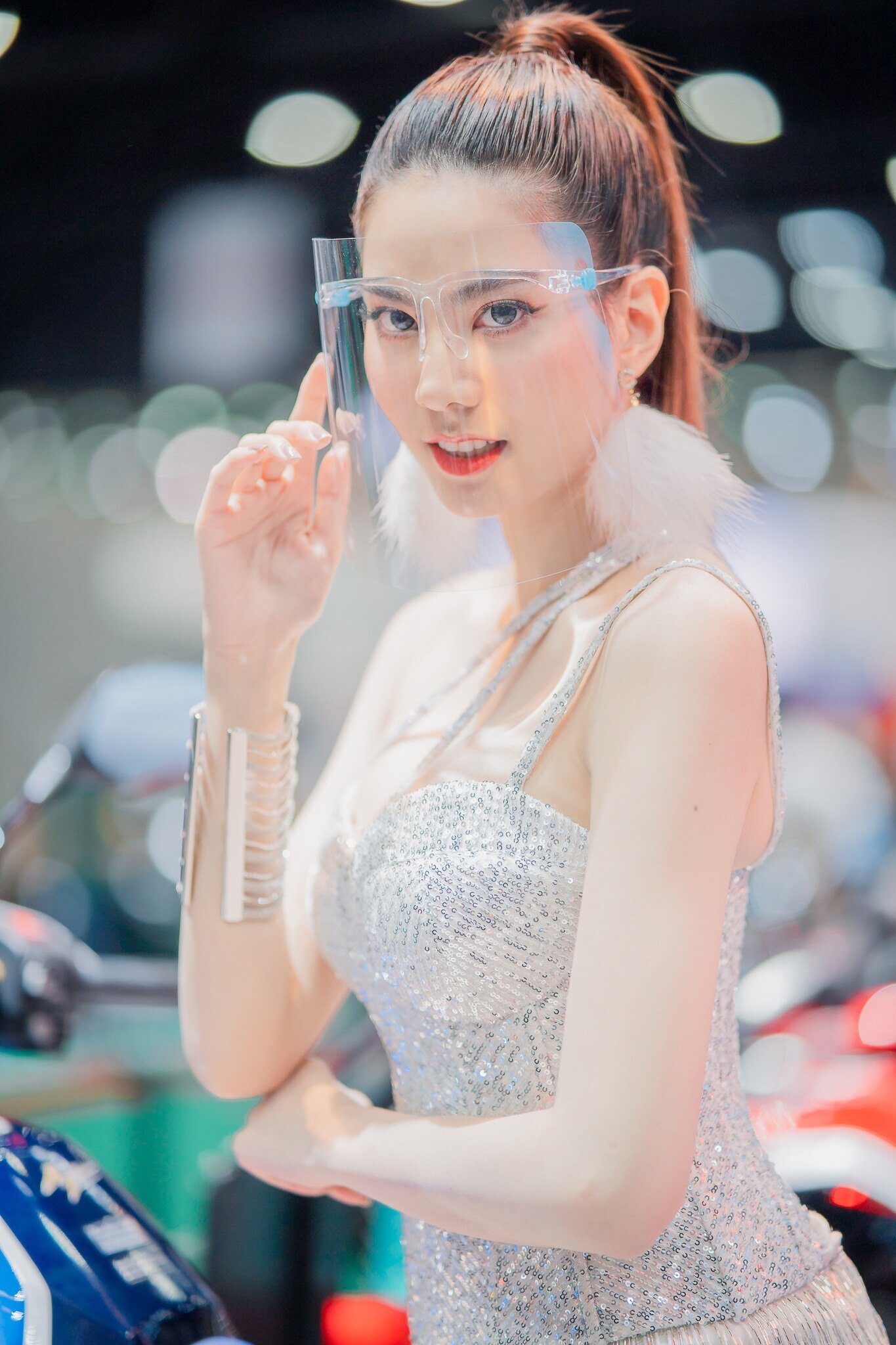 E ấp tạo hình trước ống kính máy ảnh