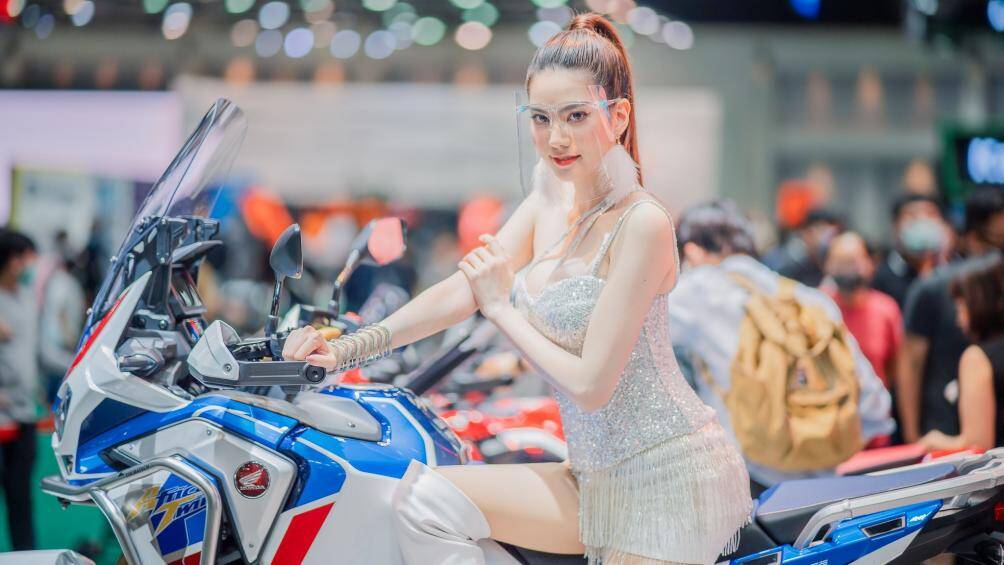 Người đẹp của hãng xe Honda đang chế ngự chàng trai Africa Twin mạnh mẽ