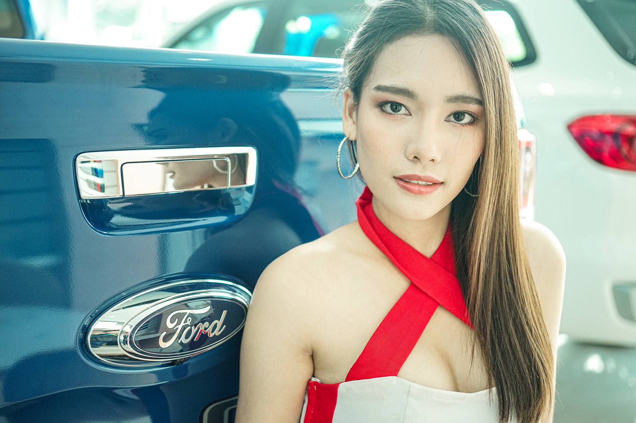 Người đẹp tựa lưng kế bên anh chàng Ford Ranger cũng hầm hố không kém