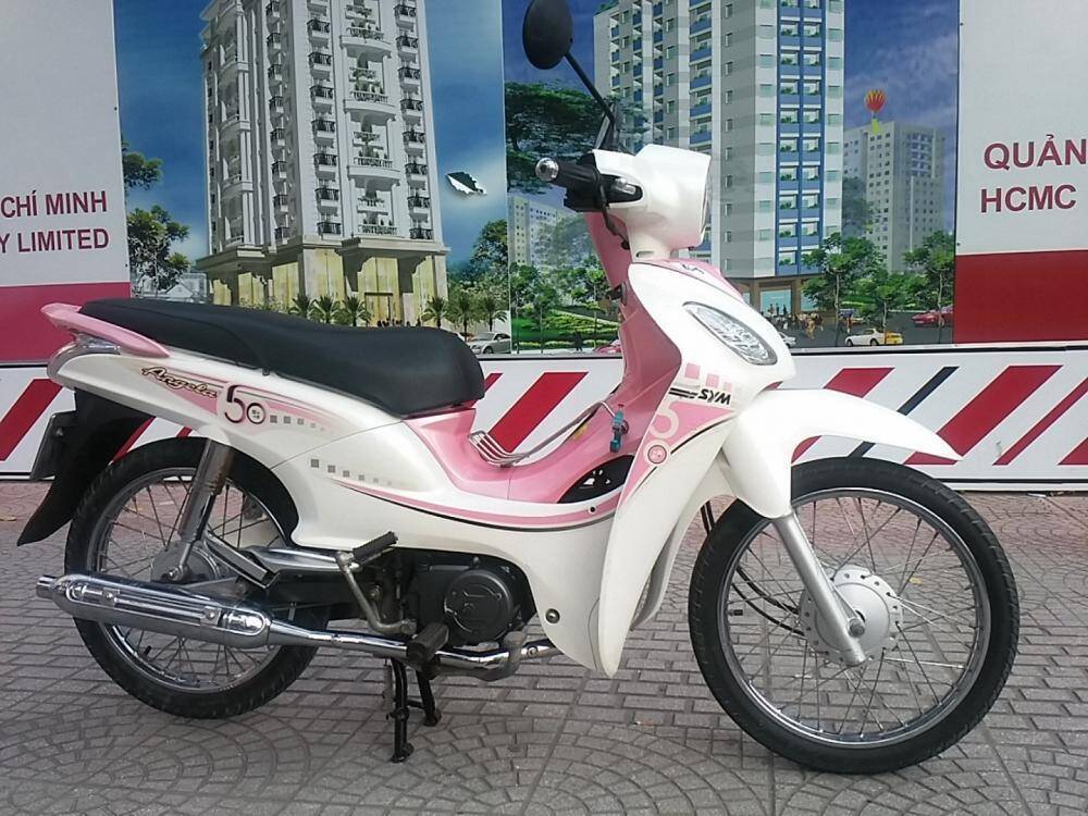 SYM Angela 50 Angela có thiết kế khá mềm mại và nữ tính. Với gam màu ngọt ngào theo hơi hướng vintage, mẫu xe này khá thu hút phái nữ.
Xe được trang bị đồng hồ kiểu hoài cổ, tem xe với hoạ tiết uốn cong.
Xe sử dụng động cơ 4 thì, 49,5cc, làm mát bằng không khí sản sinh công suất 2.78 mã lực/ 7.500 vòng/ phút. Mô-men xoắn cực đại là 3 Nm/ 6.500 vòng/ phút
Giá từ 15.900 - 16.600.000 đồng