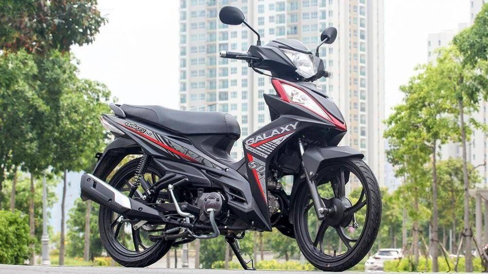 SYM Galaxy 50 sử dụng đèn LED Signal phía trước cấu tạo mới, chiếu sáng hơn vào ban đêm.
Ngoài hộc chứa đồ dưới yên xe, mẫu xe này còn có hộc chứa đồ phía trước có thể đựng được các vật dụng nhỏ.
Xe sử dụng động cơ 4 thì, 49,5 cc cho công suất tối đa 2,78 mã lực/7.500 vòng/phút, momen xoắn cực đại 3Nm/6.500 vòng/phút.
Giá từ 15.900.000 - 16.990.000 đồng