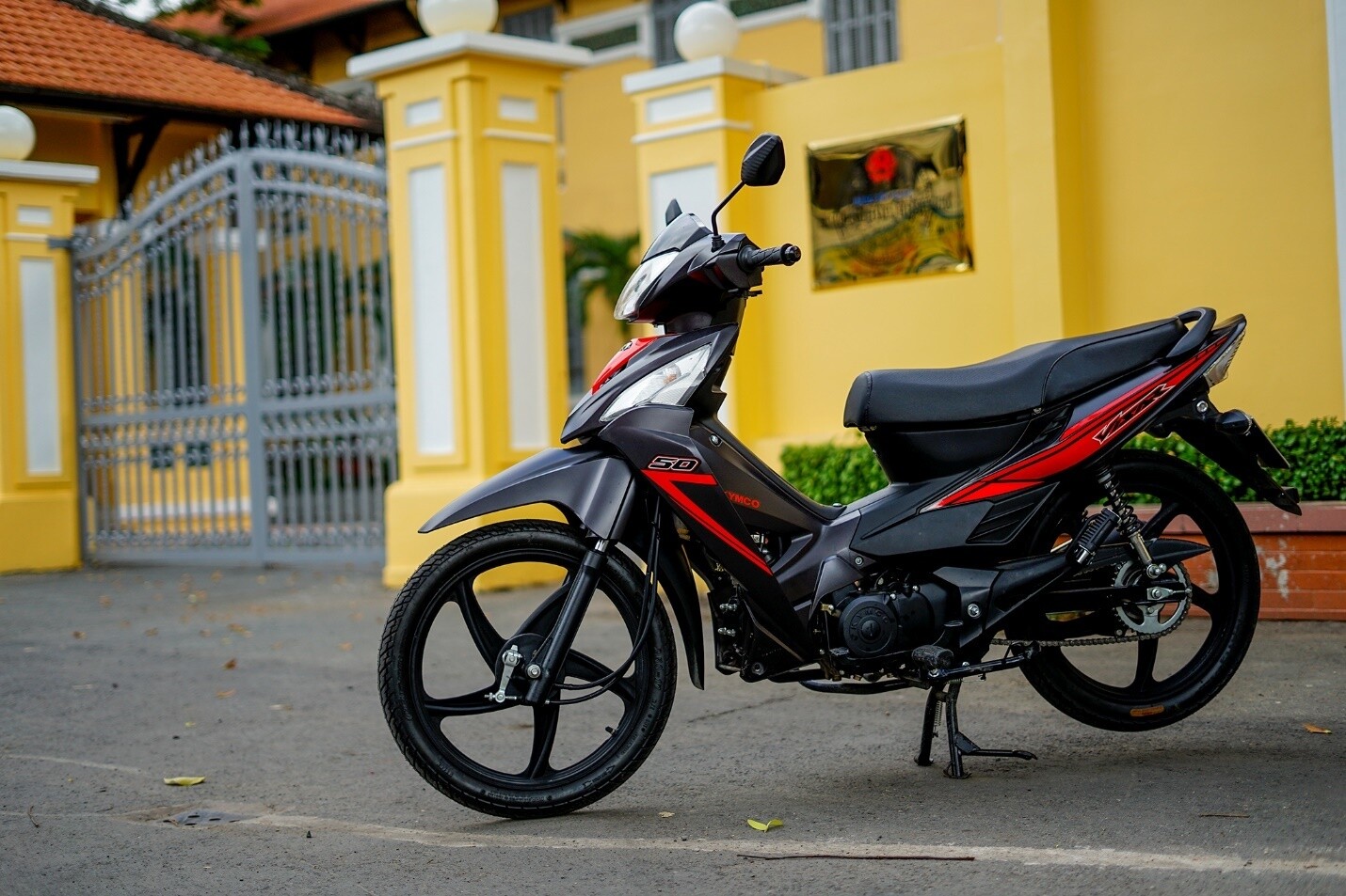Kymco Visar 50 có ngoại hình đẹp mắt, ấn tượng như những mẫu xe số 100-125cc với thiết kế thanh thoát, mạnh mẽ với những góc cạnh kết hợp với những đường cong mềm mại của hốc gió, góp phần tạo nên một tổng thể hài hoà, thể thao và năng động
Kymco Visar 50 trang bị khối động cơ 4 thì, làm mát bằng không khí, dung tích xy-lanh 49,0cc, có công suất cực đại 1,8 mã lực tại vòng tua máy 7.500 vòng/phút, momen xoắn cực đại 2,8Nm tại 5.500 vòng/phút.
Giá từ 15.490.000 đồng