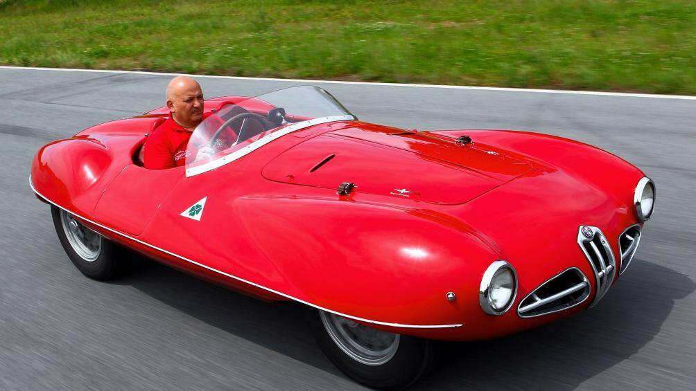 Chiếc xe mui trần Alfa Romeo C52 Disco Volante sản xuất trong 2 năm 1952 và 1953 với thiết kế 2 cửa, trang bị động cơ 2.0 hoặc 3.5L đi kèm hộp số sàn 4 cấp